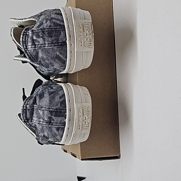 Converse Shoes in Men's Size 6 Women's Size 8 - Picture 4 of 6